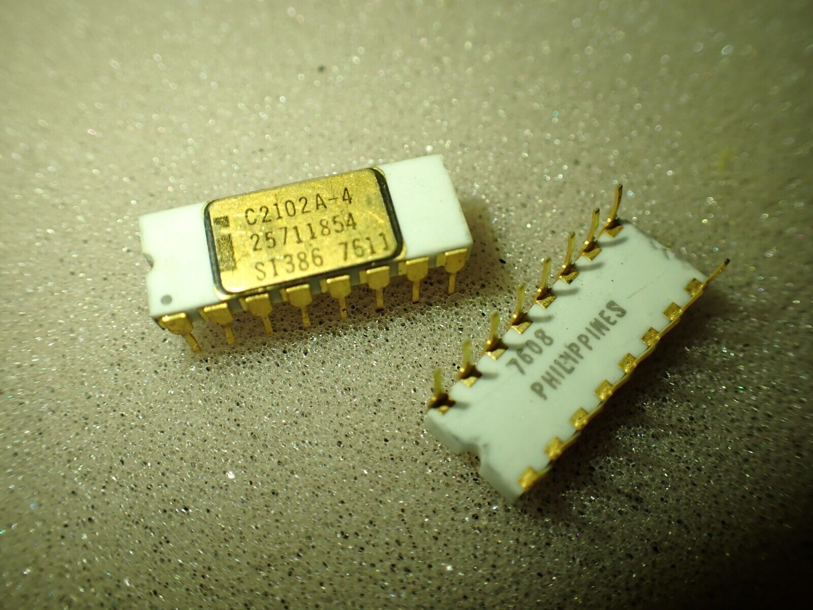 C2102A-4 INTEL VINTAGE 1K SRAM 1024Bit CERAMIC GOLD PINS APPLE 1, DC1976 Mimeo-1