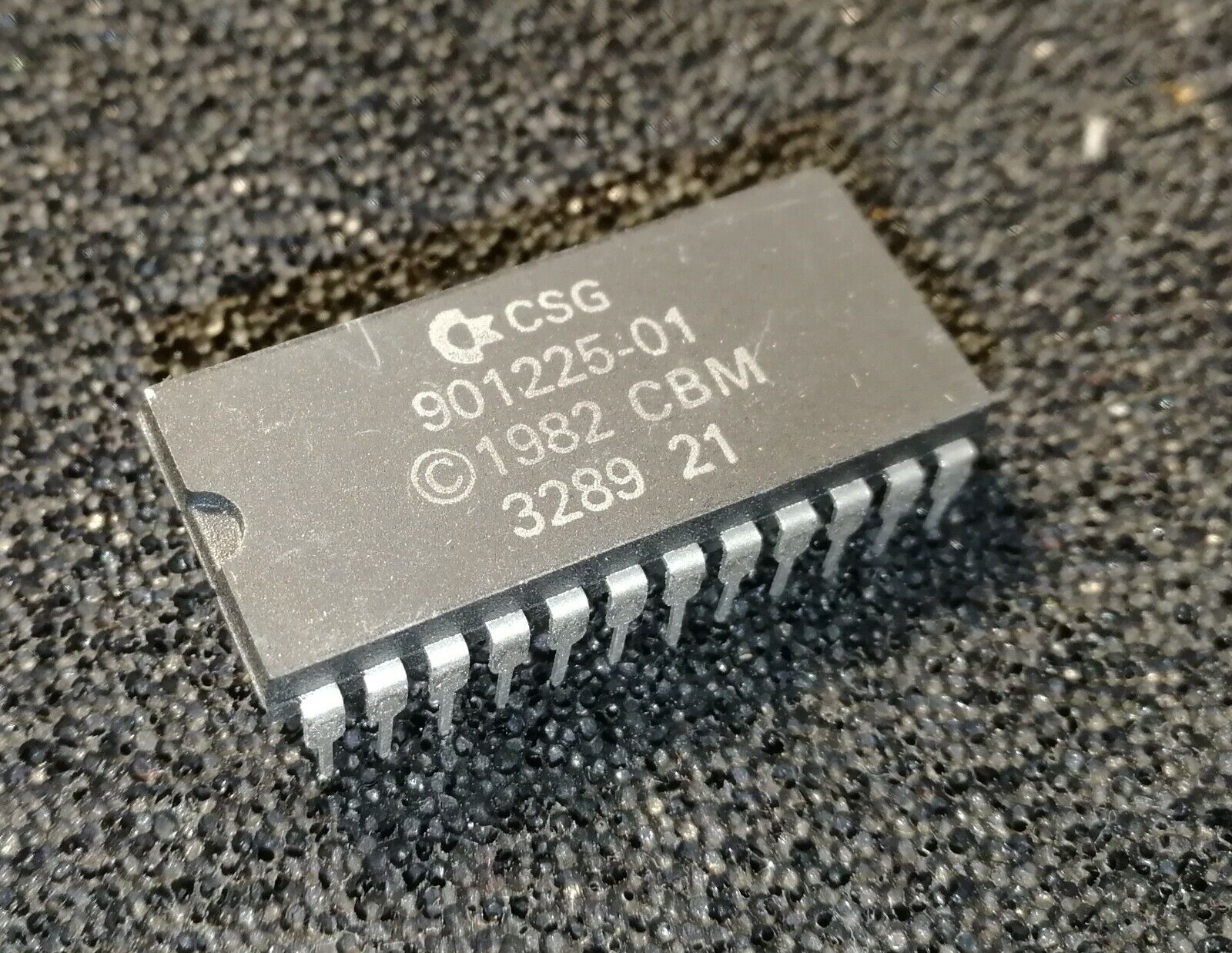Original Commodore C64 901225-01 character ROM