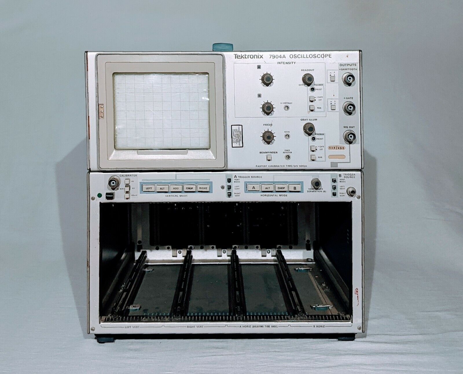 Tektronix 7904A Oscilloscope Mainframe - Power On TESTED