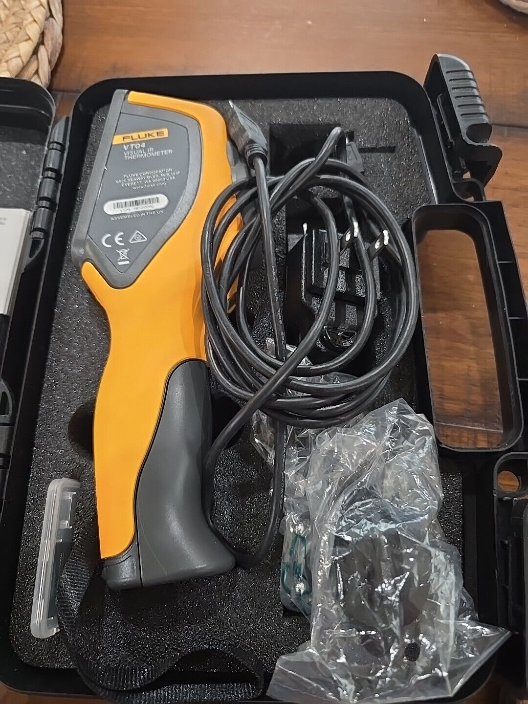 Fluke VT04 Visual IR Thermometer with Case, Charger, and SD Card