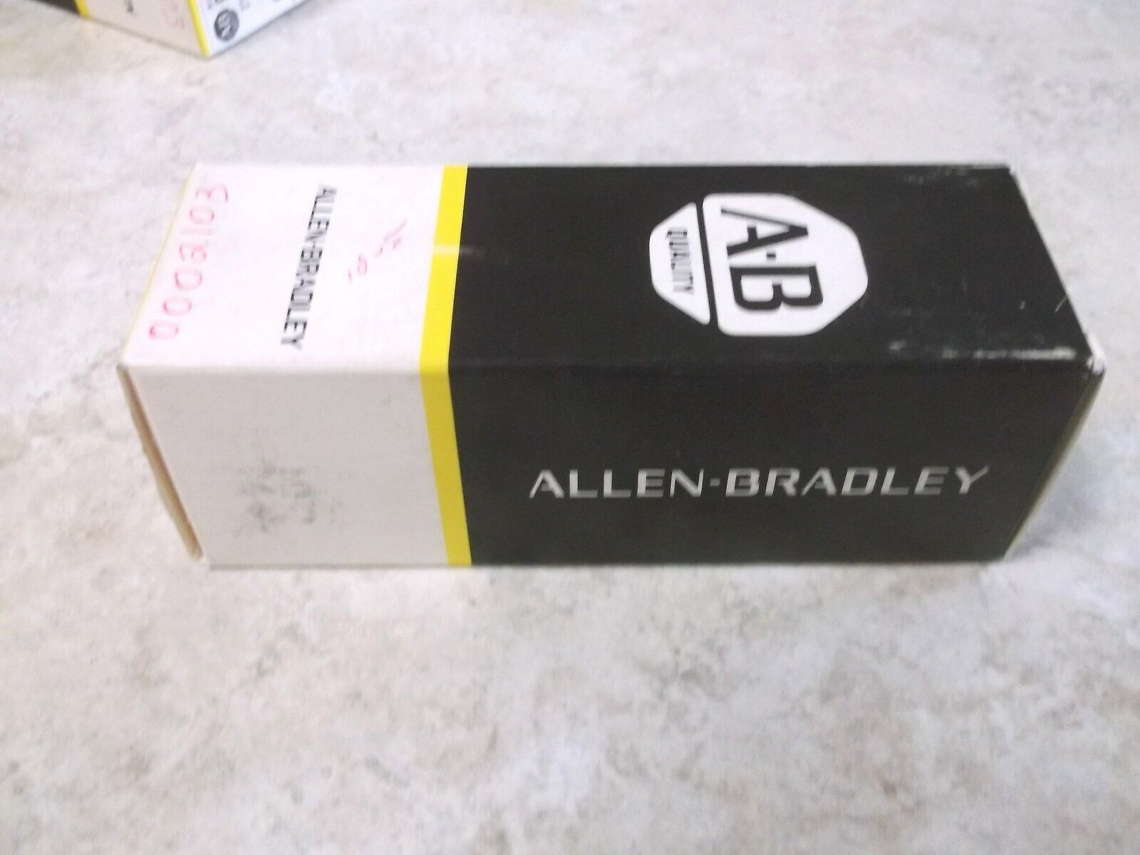 Allen Bradley 800MR-QT24AK Series D Switch Amber Pilot NIBox